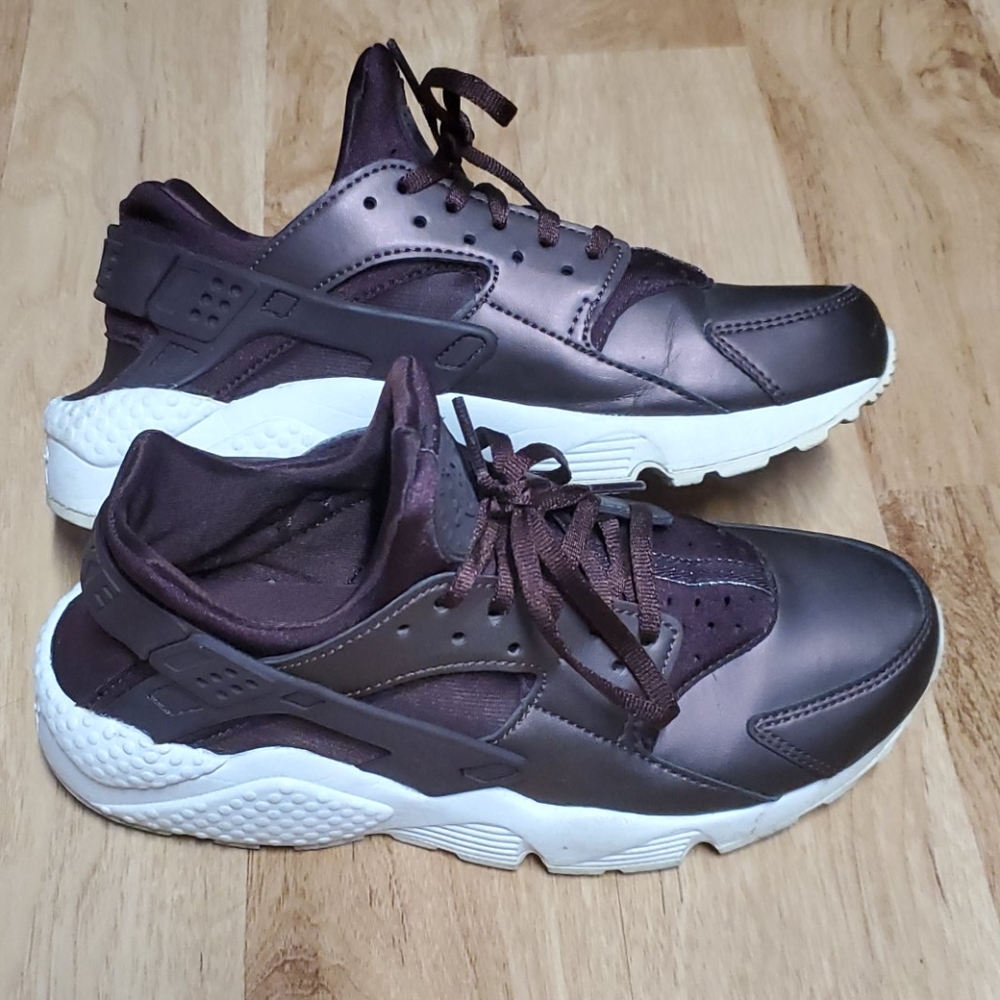 Burgandy Nike Huarache Shoes